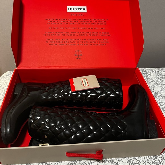 Women's Refined Slim Fit Adjustable Quilted Tall Rain Boots - Picture 6 of 7